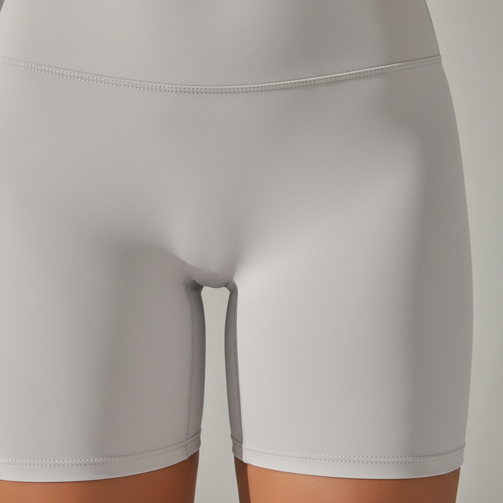 Nahaufnahme der Damen Workout Shorts SquatSilk, dehnbares, blickdichtes Material für Komfort und Leistung.