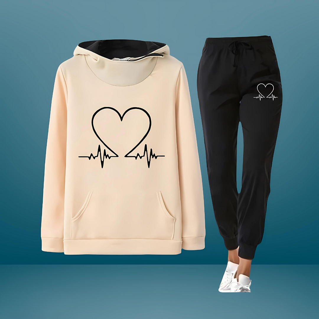 Gemütlicher Damen Zweiteiler mit Herzschlag-Motiv, perfekt als Sportanzug und für stylische Alltagslooks.