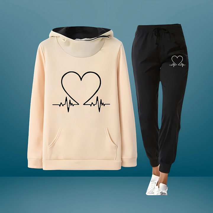 Gemütlicher Damen Zweiteiler mit Herzschlag-Motiv, perfekt als Sportanzug und für stylische Alltagslooks.