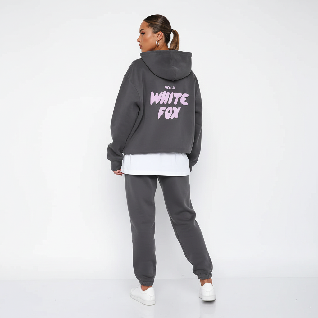 Moderner Damen Freizeitanzug im Baumwollmix, ein stilvolles Must-have für entspannte Tage und Damenmode.