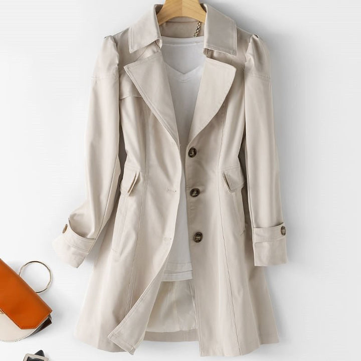 Nahaufnahme: Knöpfe am doppelreihigen Damen Trenchcoat, edles Detail.