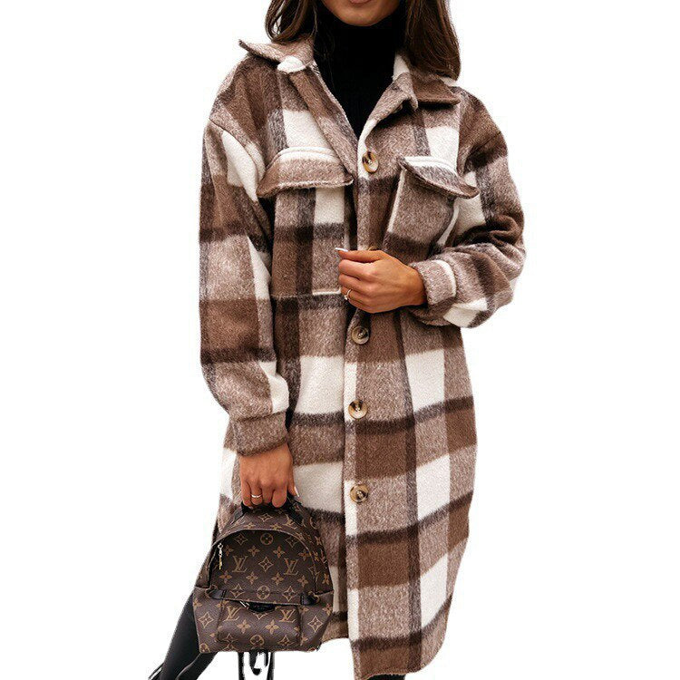 Stilvolle Frau trägt Damen Trenchcoat, lässig über die Schultern, elegant.