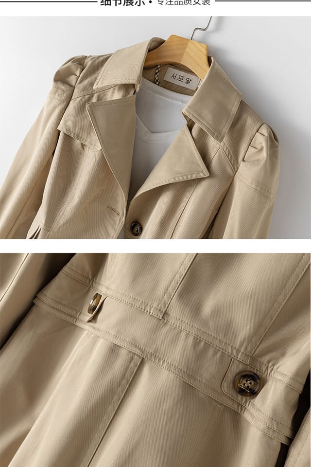 Rückansicht des Damen Trenchcoats, mit Gehschlitz, optimale Bewegungsfreiheit.