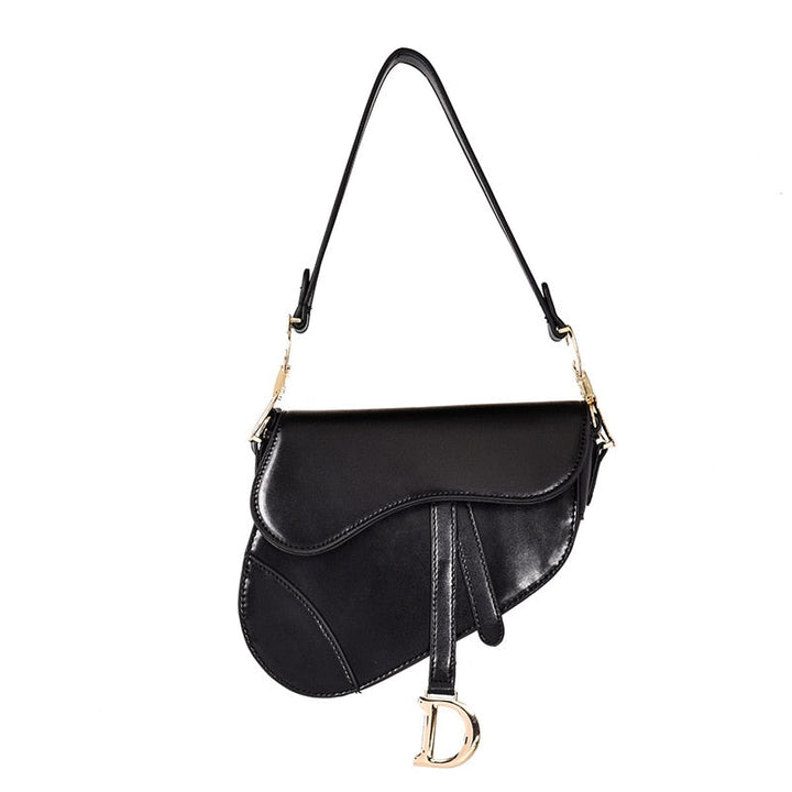 Sandsberg Handtasche getragen als Crossbody-Tasche, urbaner Chic für Damen.