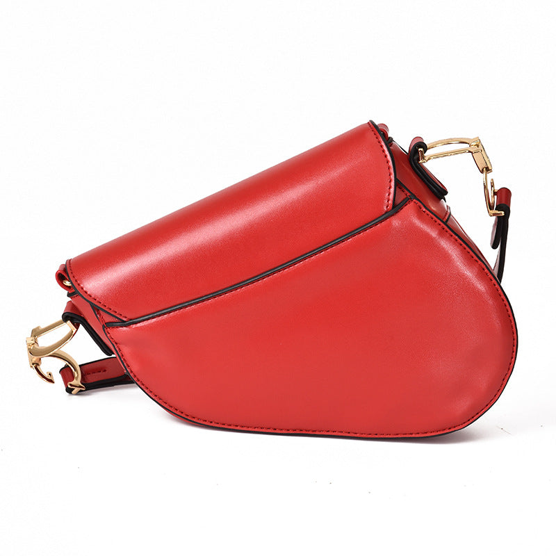 Elegante Crossbody-Satteltasche Sandsberg, perfekt für stilbewusste Damen.
