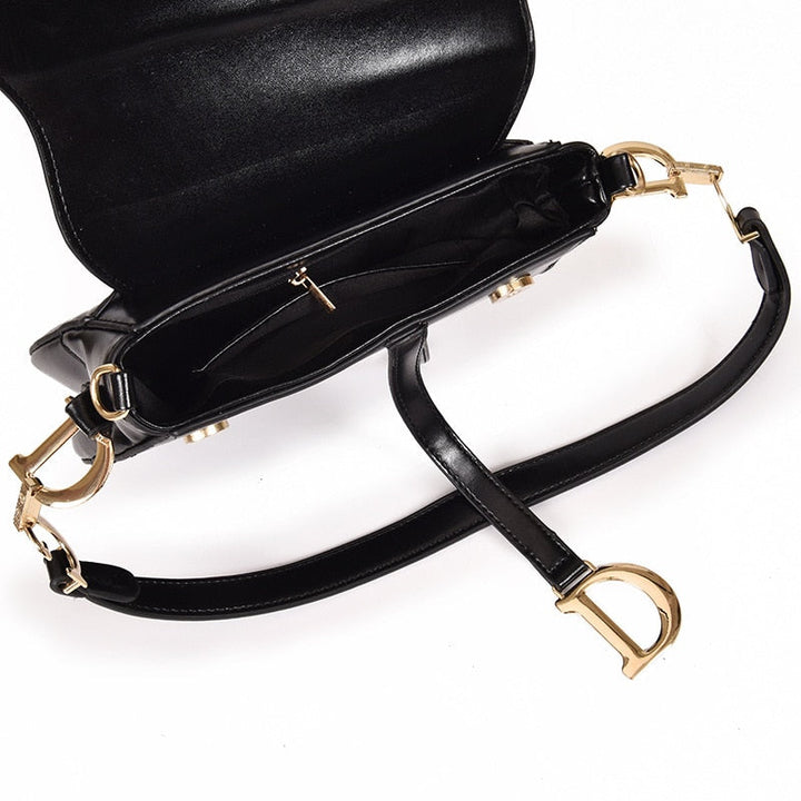 Damen Handtasche Sandsberg, modisches Accessoire mit klassischer Sattelform.
