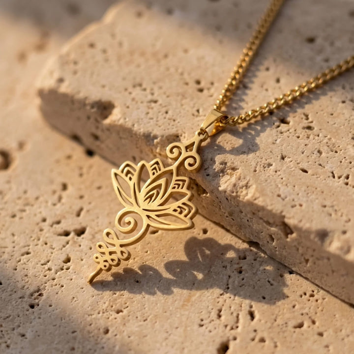 Damen Unalome Lotus Anhänger aus Gold. Spiritueller Damenschmuck, symbolisiert Wachstum & Gelassenheit.