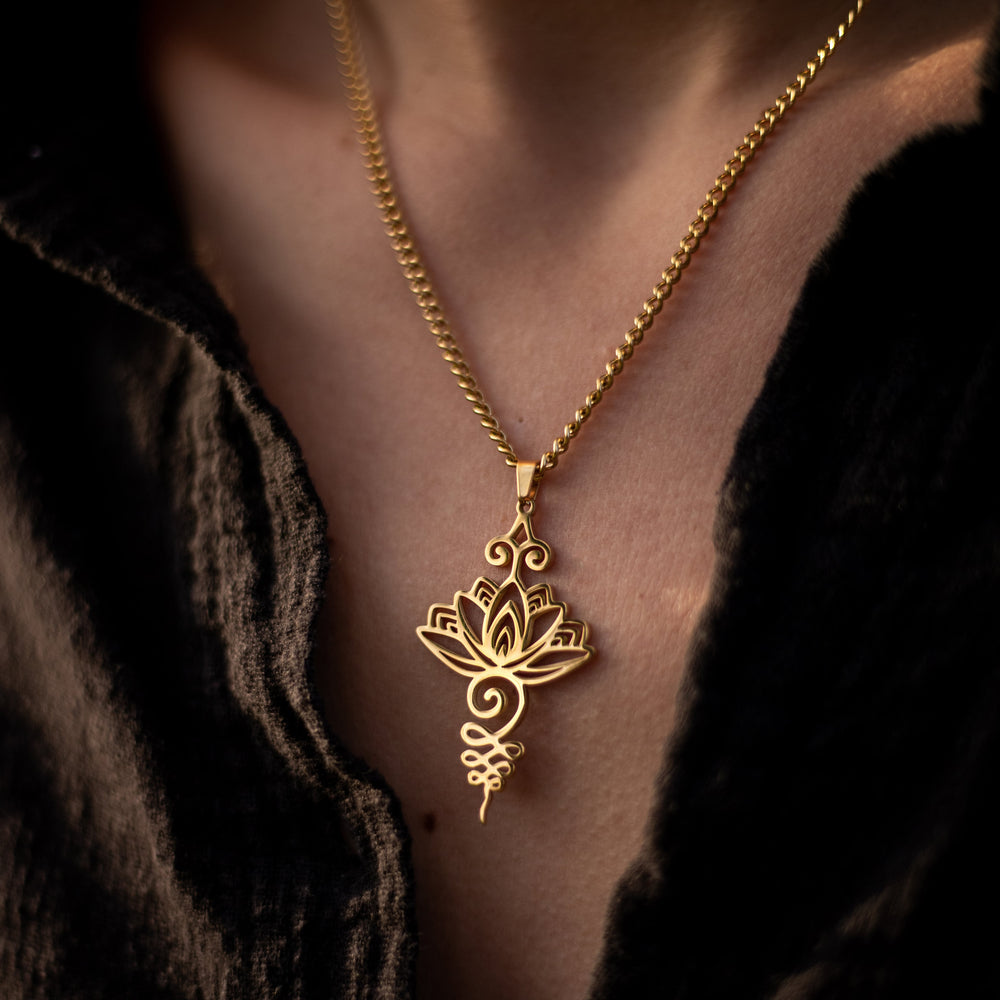 Silberner Unalome Lotus Anhänger für Damen. Eleganter spiritueller Schmuck, Symbol für innere Gelassenheit.