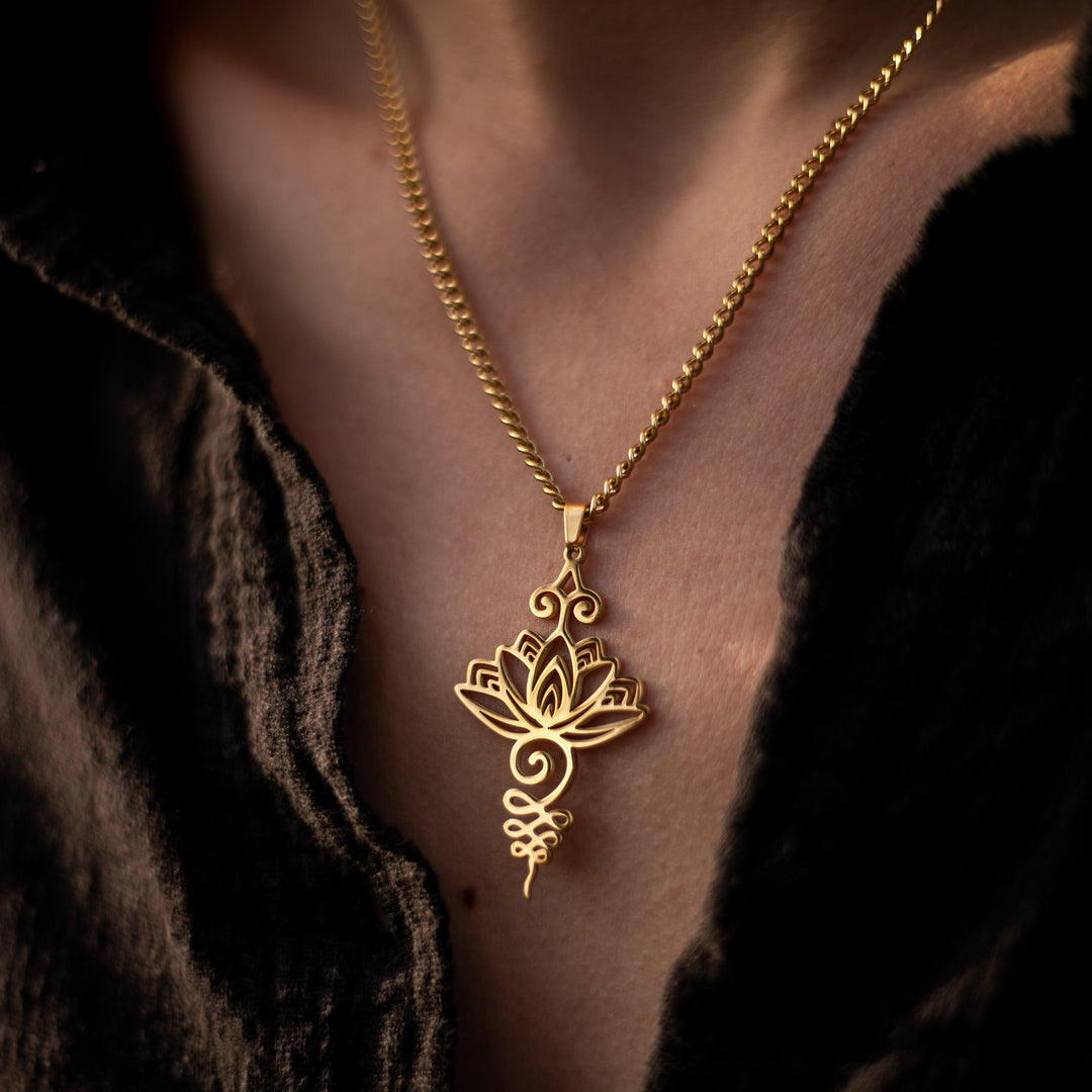 Silberner Unalome Lotus Anhänger für Damen. Eleganter spiritueller Schmuck, Symbol für innere Gelassenheit.