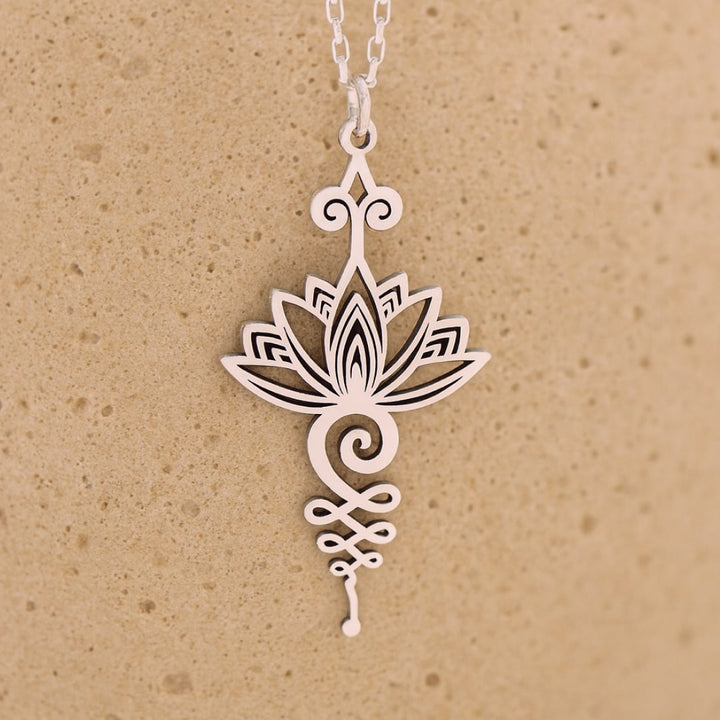 Spiritueller Gold-Anhänger: Unalome Lotus Design für Damen. Bedeutsamer Schmuck für Wachstum & Gelassenheit.