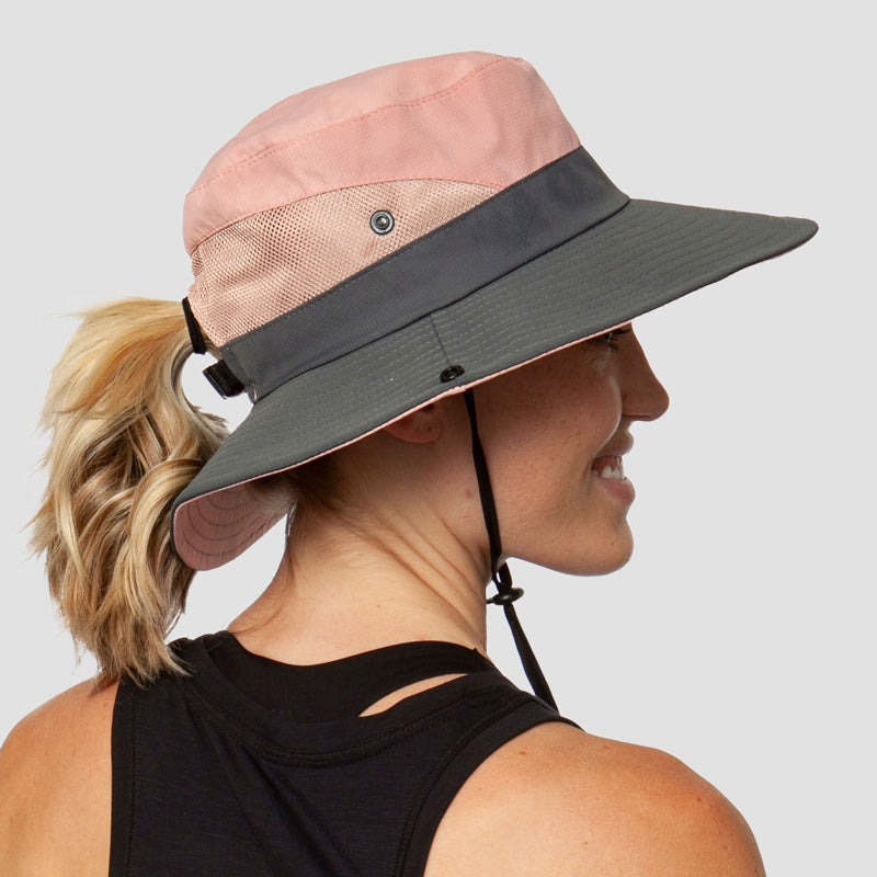 Nahaufnahme: Atmungsaktiver Damen Sonnenhut mit pferdeschwanz-freundlicher Öffnung & UV-Schutz.