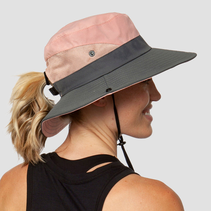 Nahaufnahme: Atmungsaktiver Damen Sonnenhut mit pferdeschwanz-freundlicher Öffnung & UV-Schutz.