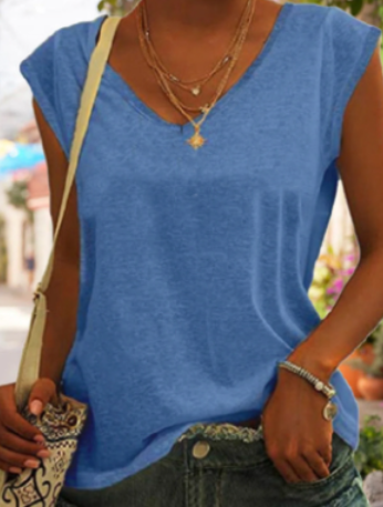 Model trägt ärmelloses Damen V-Ausschnitt Top, locker geschnitten, ideal als stilvolles Sommermode-Oberteil für Damen.