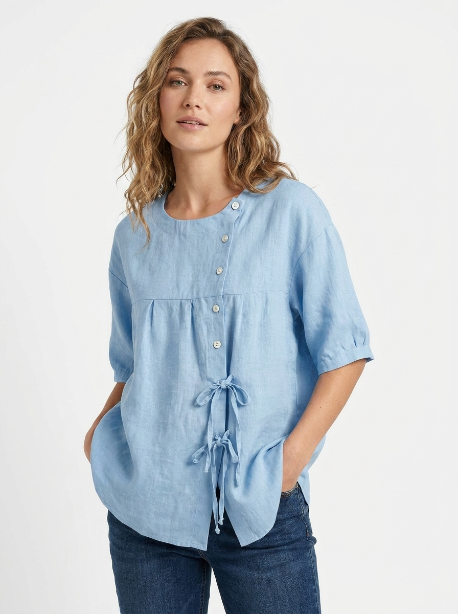 Damen Vintage-Bluse Lily in Blau, lockere Passform für eleganten, zeitlosen Freizeit- oder Büro-Chic.