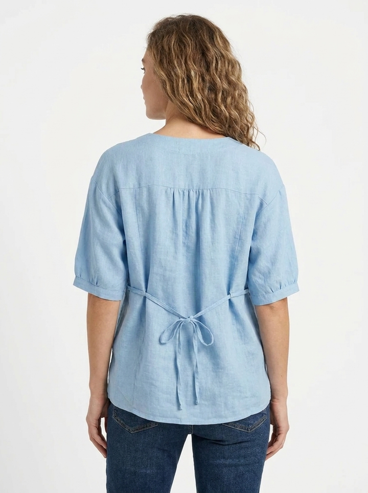Zeitlose Damen Vintage-Bluse Lily in Blau, lockere Passform, vielseitig kombinierbar für elegante Alltags-Looks.