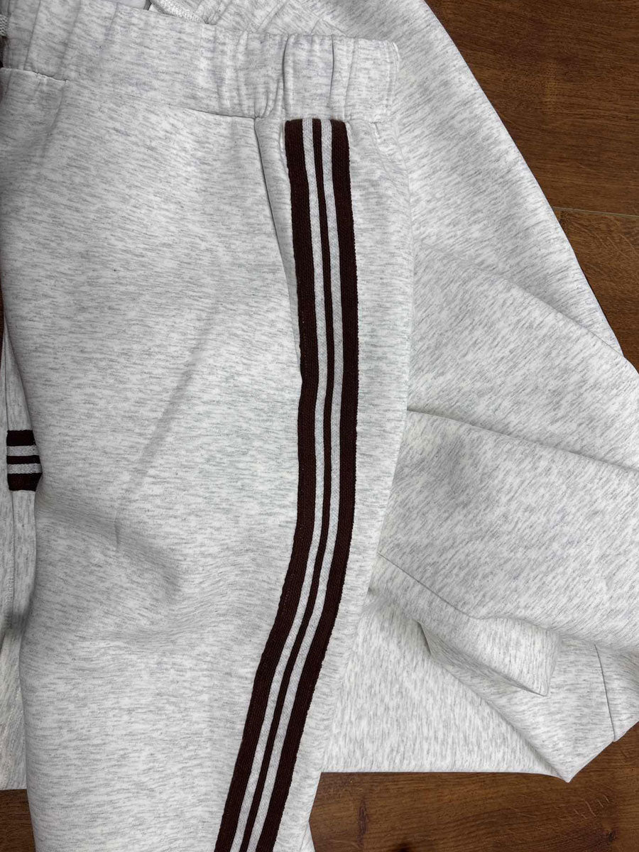Damen Komfort Freizeit-Set mit Halbzip-Sweatshirt und weicher weiter Hose in Vintage-Farben.