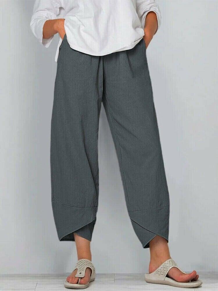 Model sitzt in Damen Freizeithose, hohe Taille, betont Komfort & Bewegungsfreiheit.