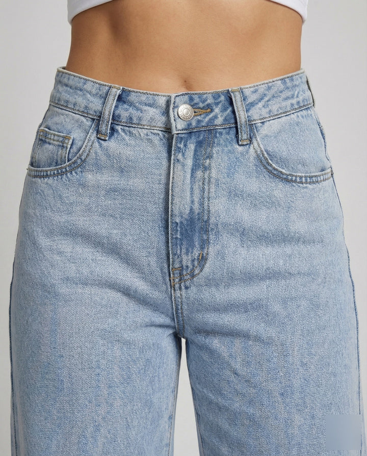 Modische High-Waist Damenjeans mit weitem, ausgestelltem Bein für einen lässigen Casual Look.
