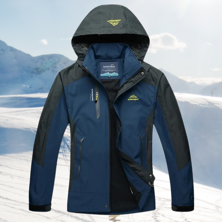 Aktive Dame trägt wasserdichte Wanderjacke mit Kapuze, perfekt für Outdoor-Abenteuer & Schutz bei jedem Wetter.
