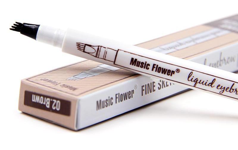 Natürliche Augenbrauen mit diesem wasserfesten Microblading-Stift für Damen.