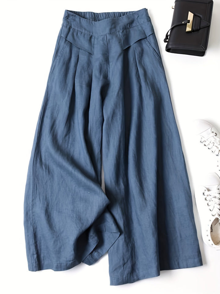 Detailaufnahme der fließenden weiten Beinpartie einer Damen Capri-Hose, betont den bequemen Schnitt.
