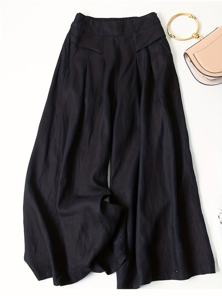 Damen Weitbein Capri-Hose in Kombination mit einem leichten Oberteil, zeigt vielseitige Sommermode.