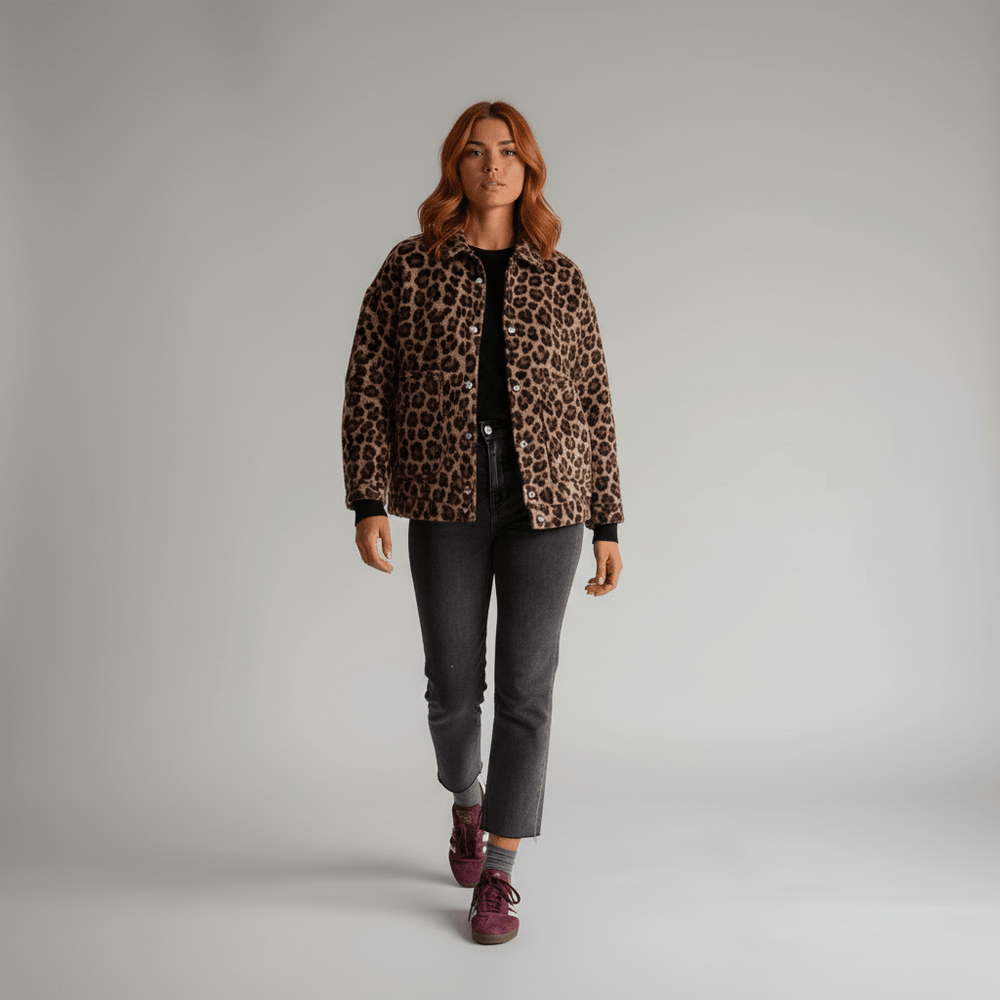 Lässige Damen Bomberjacke mit bedrucktem Tiermuster im Leopard-Design, ideal für Streetwear und Freizeit.