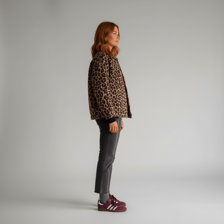 Modische Damen Jacke mit weitem Schnitt und trendigem Tiermuster, bedruckt für den Übergang im Frühling/Herbst.