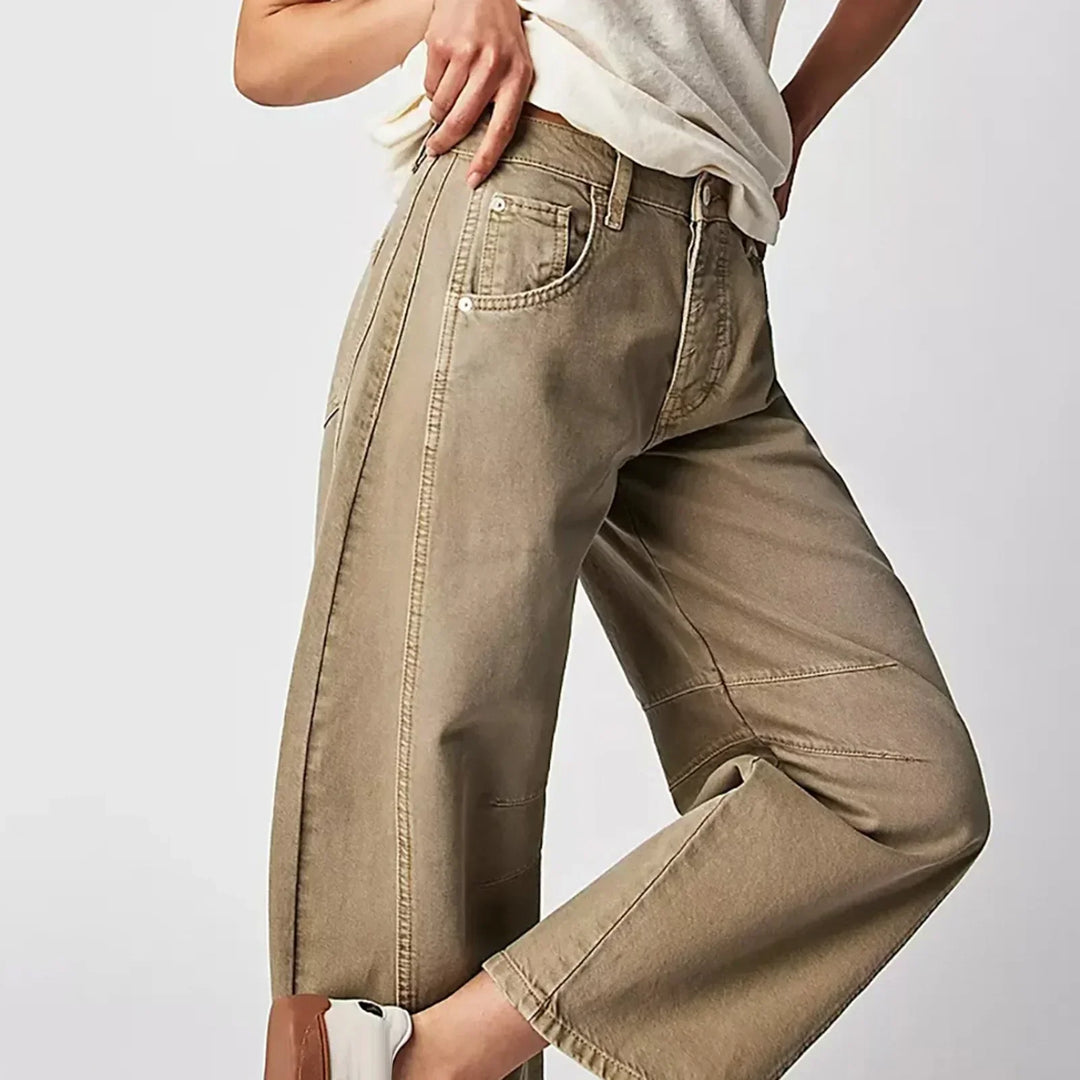 Damen weite Jeans in hellem Denim, kombiniert für Komfort & Stil. Perfekt für Freizeit & Casual Mode.