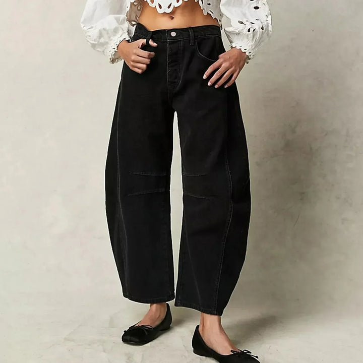 Trendige Damen Weite Jeans in Blau, ideal als bequeme Damenhose für modische Freizeit-Outfits.