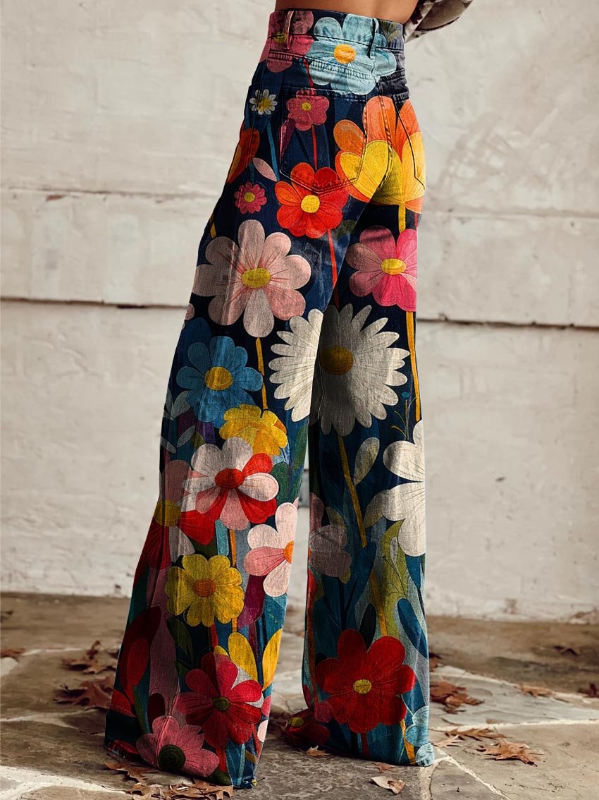 Leichte, bequeme Damen Stoffhose mit weitem Bein und Blumenmuster. Ideal als stilvolle Sommer- oder Frühjahrshose.