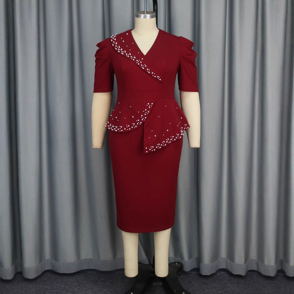 Festliches Damen Wickelkleid mit zarten Rüschen und eleganten Perlenapplikationen, ideal für Abendmode.