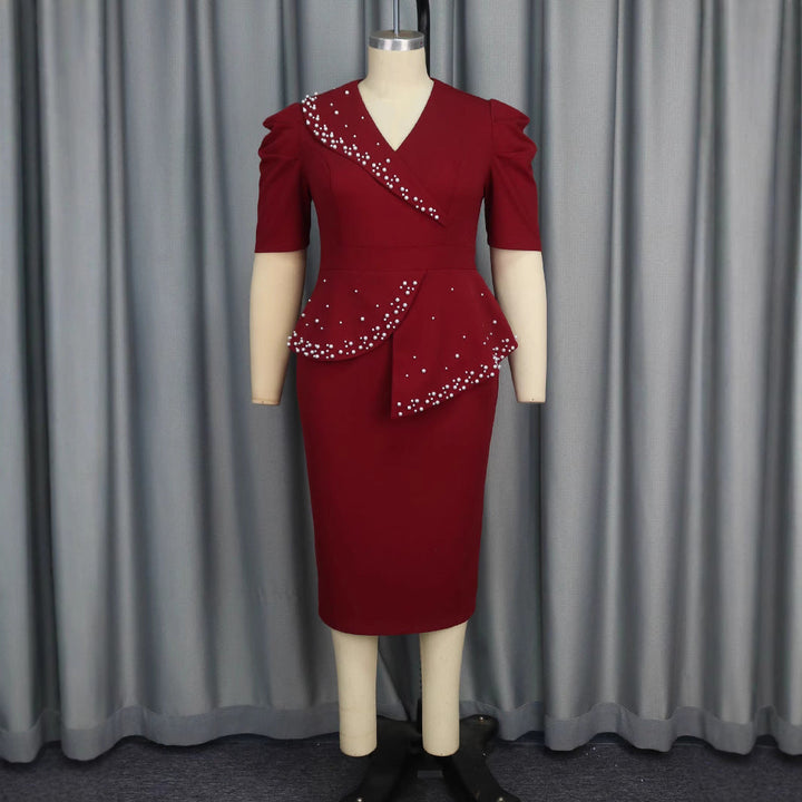 Festliches Damen Wickelkleid mit zarten Rüschen und eleganten Perlenapplikationen, ideal für Abendmode.