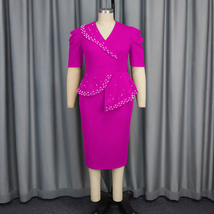 Magenta Damen Wickelkleid, figurbetont mit femininen Rüschen & edlen Perlen. Perfekt als Cocktailkleid.