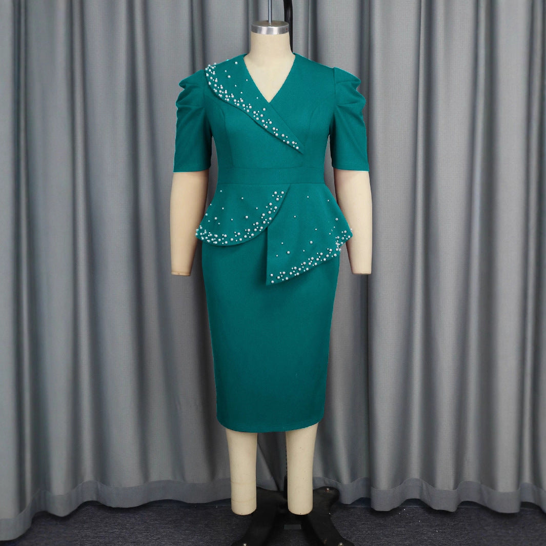 Grünes Damen Wickelkleid mit eleganten Rüschen & glänzenden Perlen. Ideales Abendkleid für festliche Events.