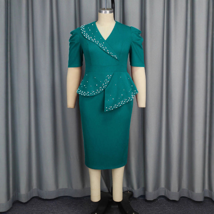 Grünes Damen Wickelkleid mit eleganten Rüschen & glänzenden Perlen. Ideales Abendkleid für festliche Events.