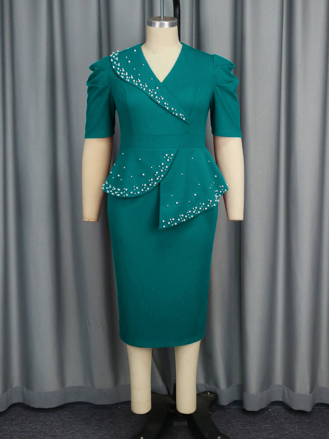 Modisches Damen Wickelkleid mit schmeichelndem Schnitt, eleganten Rüschen und feinen Perlen. Festliche Damenmode.