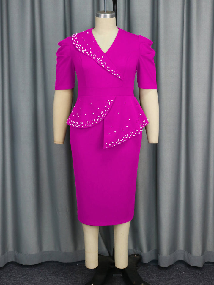 Figurbetontes Damen Wickelkleid mit raffinierten Rüschen und Perlen. Perfektes festliches Cocktail- oder Abendkleid.