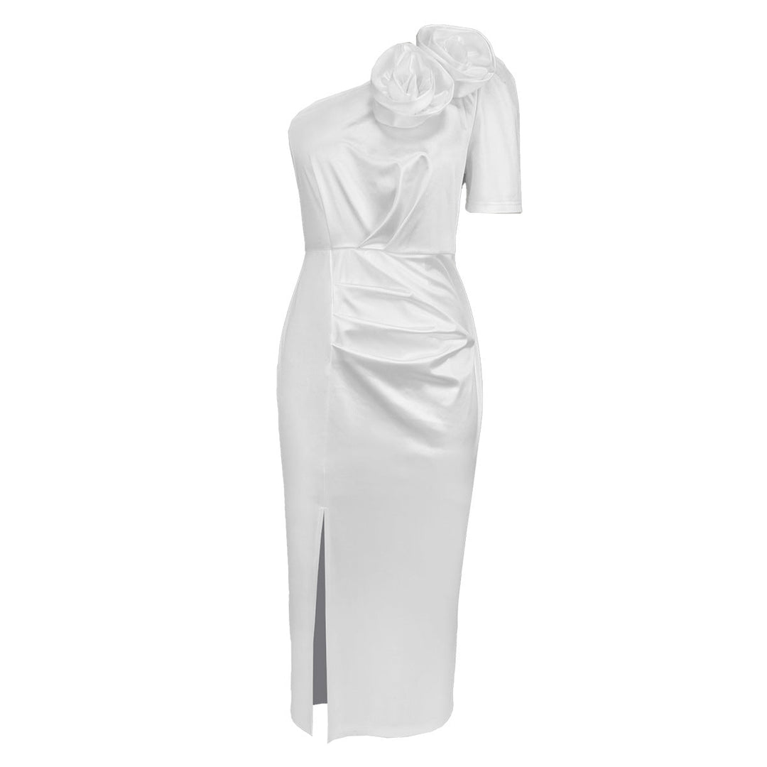Damen Wickelkleid in reinem Weiß, schulterfrei, mit filigranen Blüten. Elegant und chic für Sommerfeste.