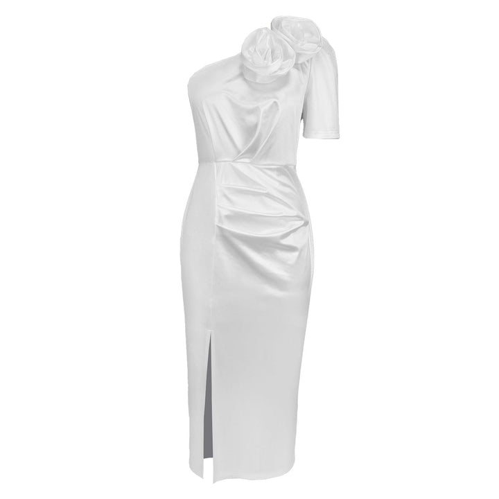 Damen Wickelkleid in reinem Weiß, schulterfrei, mit filigranen Blüten. Elegant und chic für Sommerfeste.