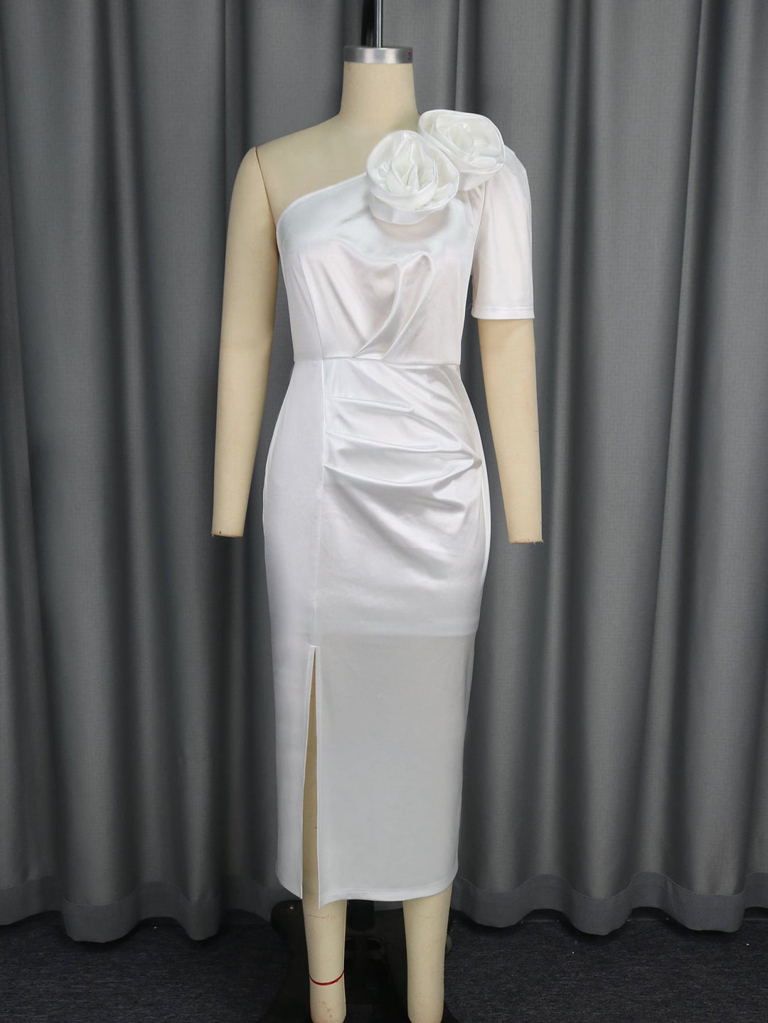Modisches schulterfreies Wickelkleid für Damen in Weiß mit Blumen. Perfekt für elegante Sommer-Partys.