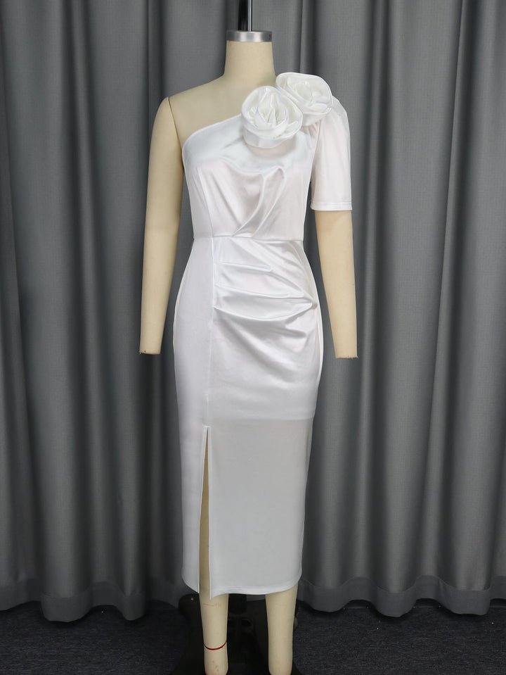 Modisches schulterfreies Wickelkleid für Damen in Weiß mit Blumen. Perfekt für elegante Sommer-Partys.