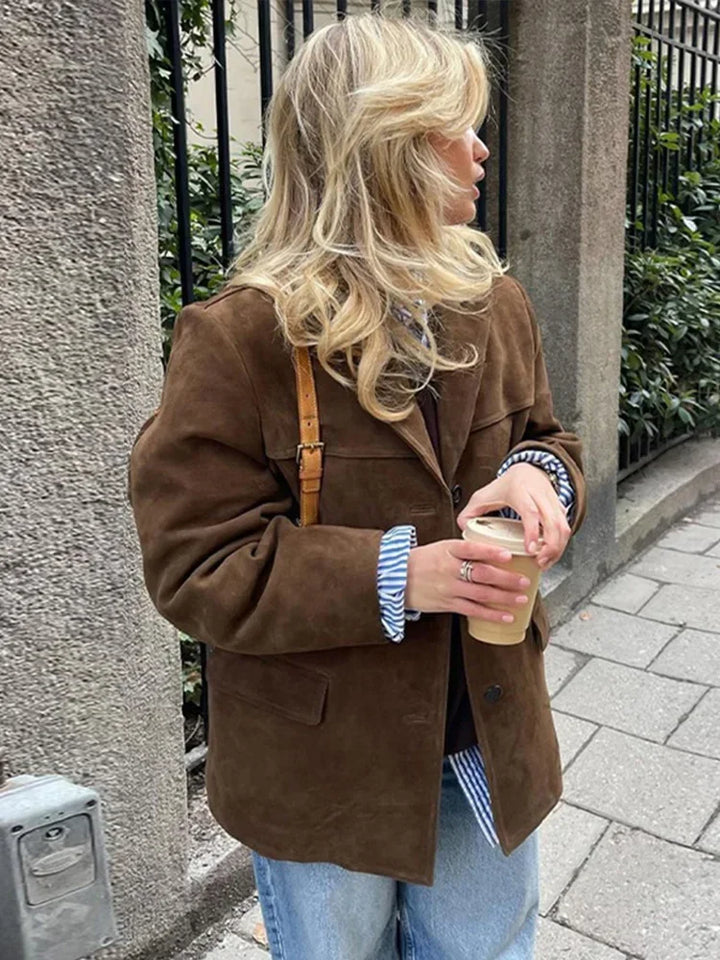 Damen Winter Wollmantel Anna. Eleganter brauner Einreiher mit Reverskragen, Taschen und langen Ärmeln. Modische Damenmode.