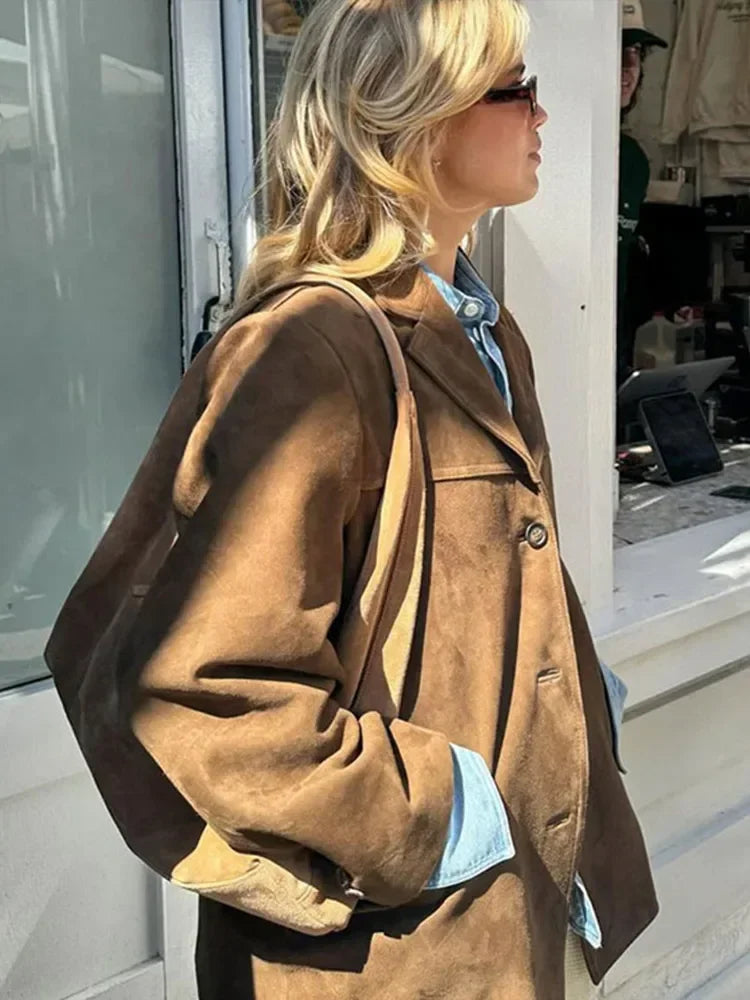 Warmer Damen Wollmantel Anna für den Winter. Brauner Einreiher mit Reverskragen, Langarm und stilvollen Taschen. Elegant.