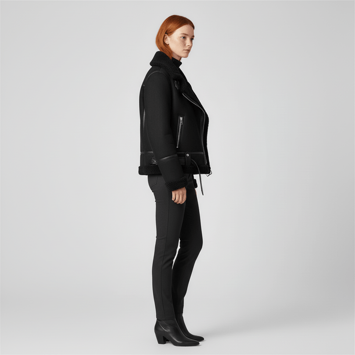 Kurze Damen Shearling Winterjacke mit Reverskragen & Reißverschluss. Stilvolle Übergangsjacke für Frauen.