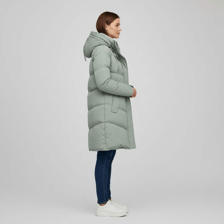 Moderner Damenparka mit warmer Kapuze. Ideale Winterjacke für den Alltag, schützt stilvoll vor Kälte.
