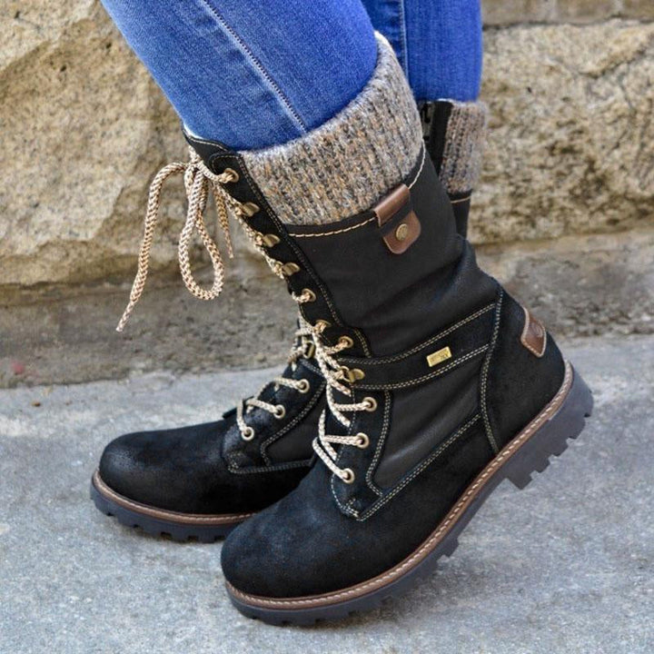 Dame trägt stilvolle hohe Damen Winterstiefel Nora im Alltag. Perfekte warme Winterschuhe für Komfort & eleganten Look.