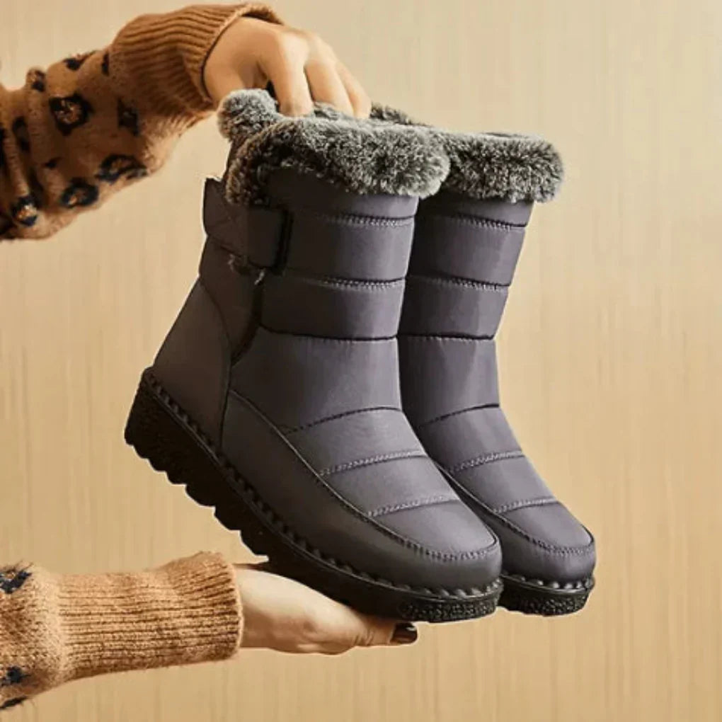 Warme Damen Schneestiefel Zoe mit hohem Schaft, robustem Profil & weichem Futter für optimalen Halt im Winter.