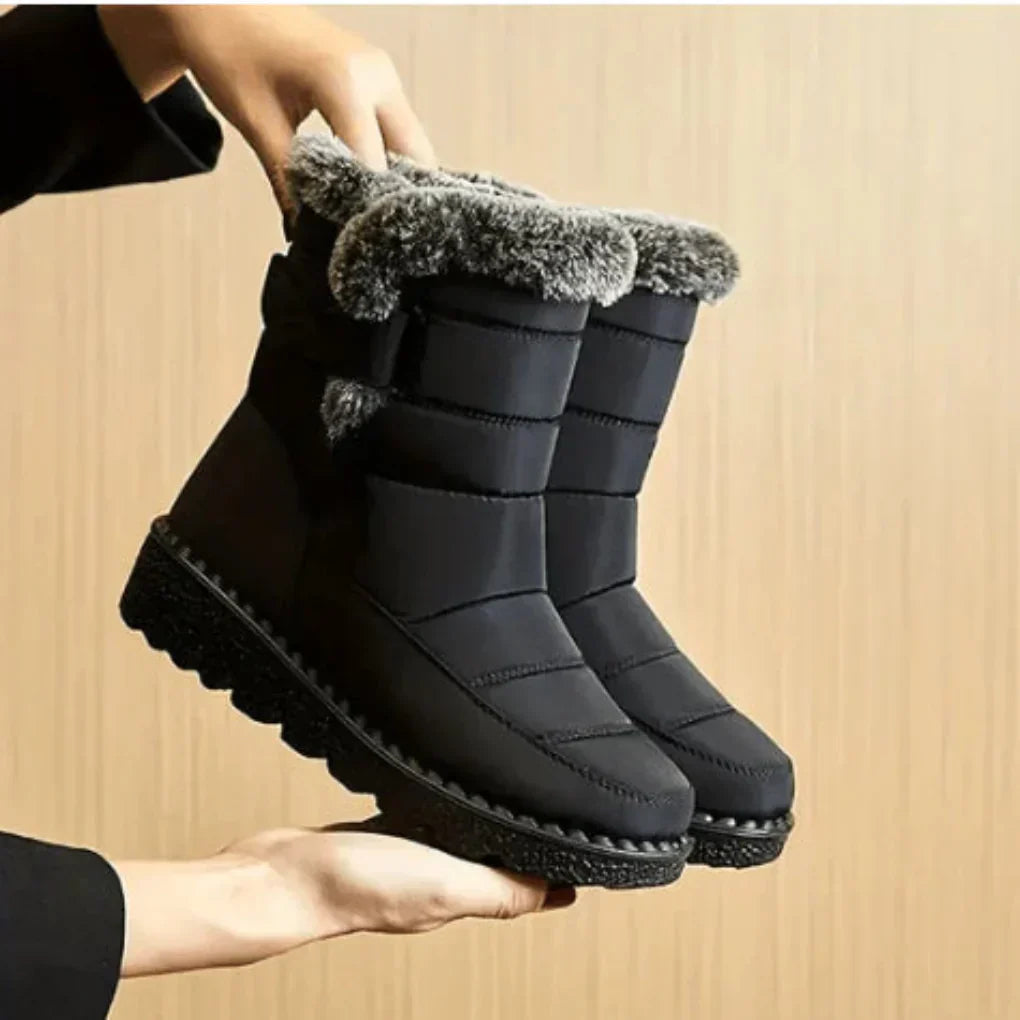 Hohe Damen Winterstiefel Zoe für optimalen Schutz vor Kälte & Schnee. Gefüttert und wasserabweisend, sehr bequem.