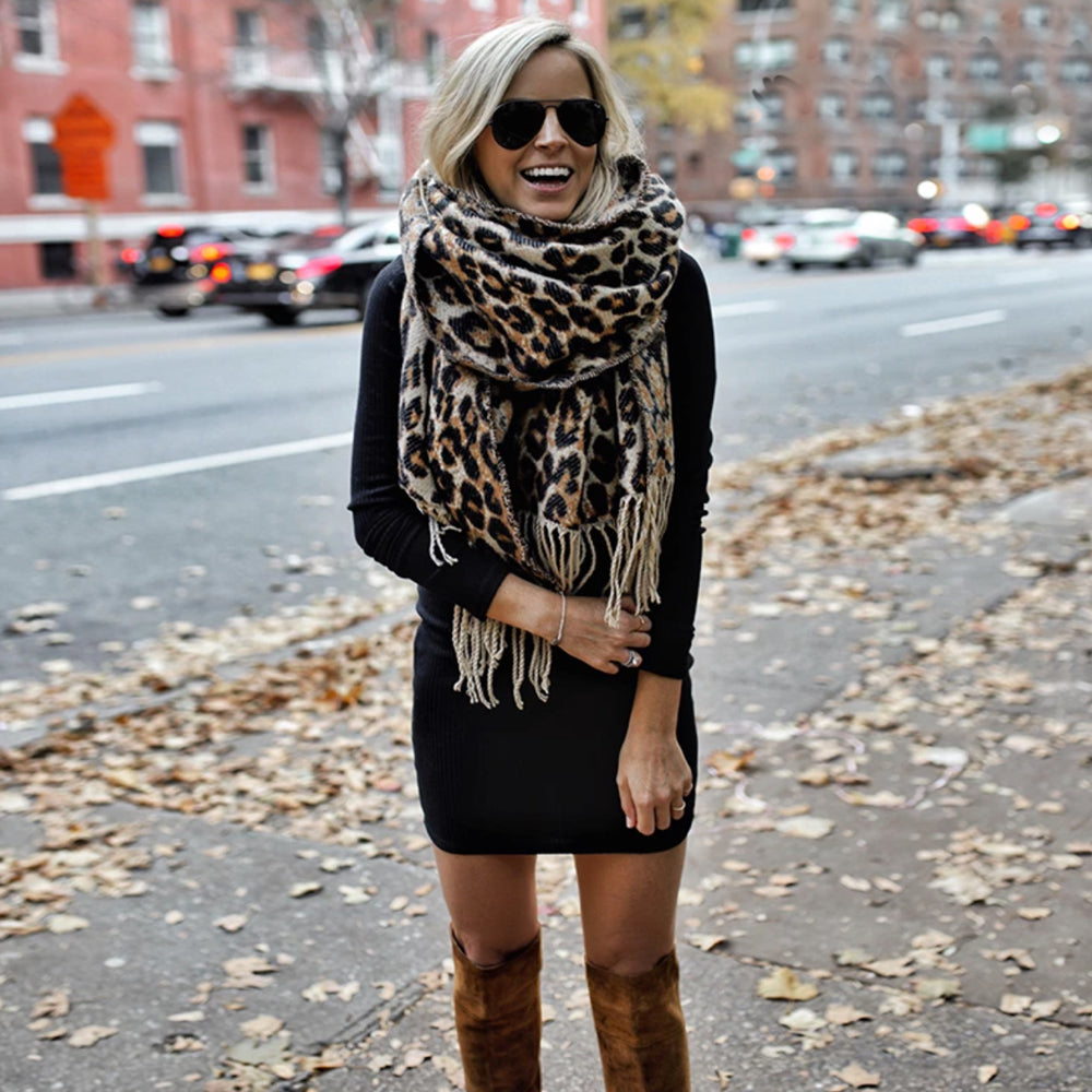 Damen XL Leoparden Schal für Herbst & Winter, stilvolles Accessoire mit Wärme.
